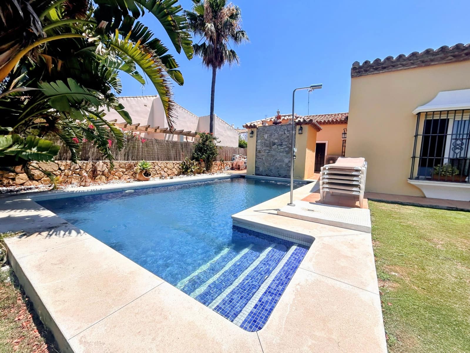 3 soverom Villa til salgs i La Duquesa / Puerto de la Duquesa med svømmebasseng garasje - € 960 000 (Ref: 9102803)
