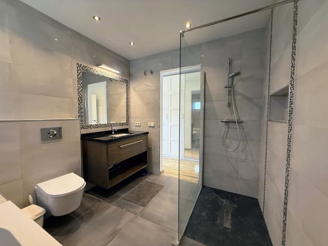 3 sypialnia Willa na sprzedaż w San Pedro de Alcántara Pueblo, Marbella z basenem garażem - 1 350 000 € (Ref: 9160898)