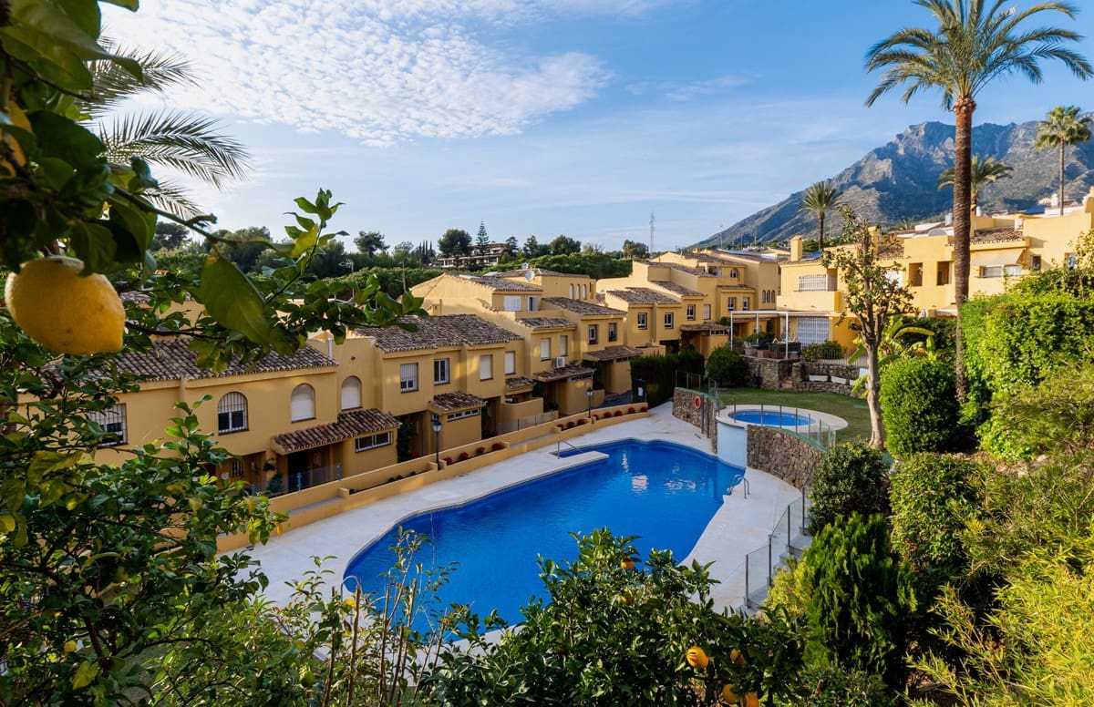 3 sypialnia Dom na sprzedaż w Marbella z basenem garażem - 670 000 € (Ref: 9226427)