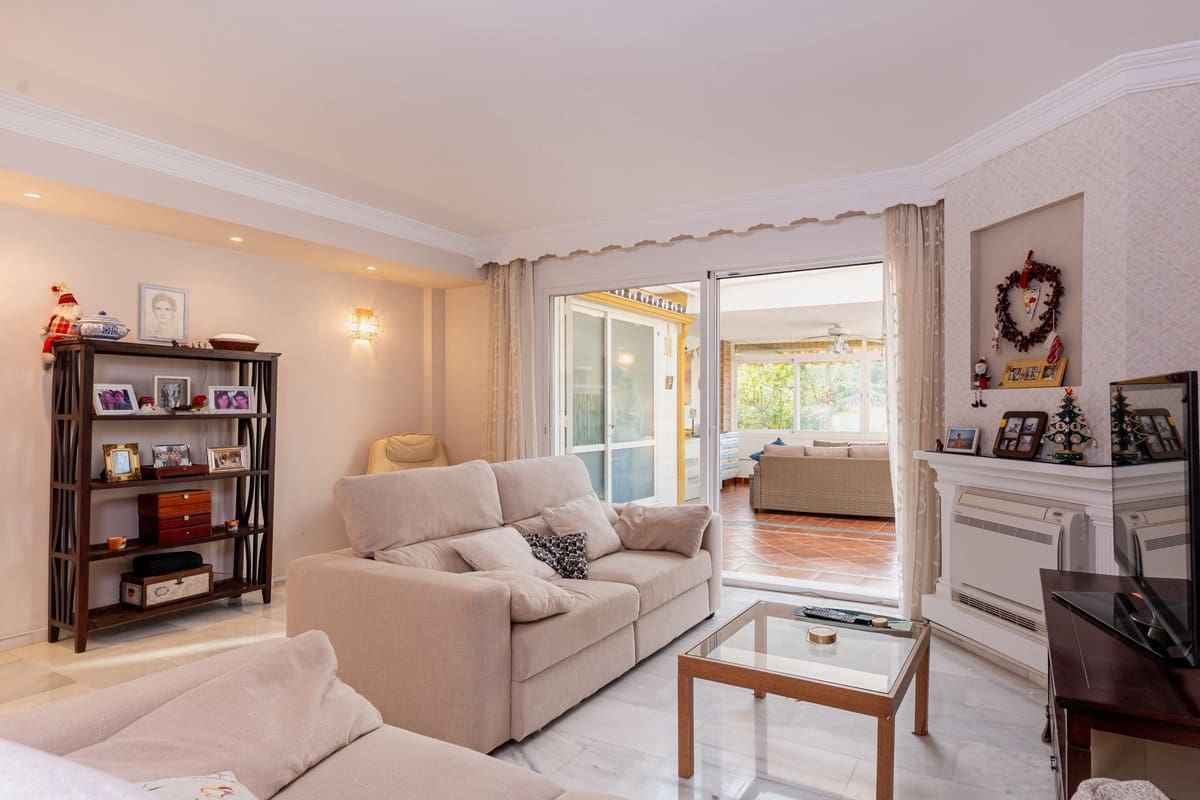 3 sypialnia Dom na sprzedaż w Marbella z basenem garażem - 670 000 € (Ref: 9226427)