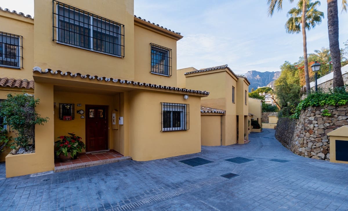 3 sypialnia Dom na sprzedaż w Marbella z basenem garażem - 670 000 € (Ref: 9226427)