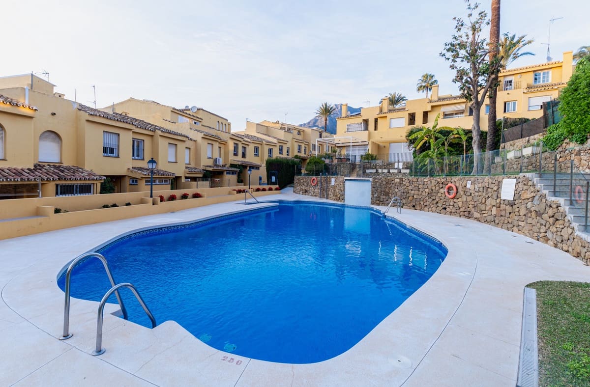 3 sypialnia Dom na sprzedaż w Marbella z basenem garażem - 670 000 € (Ref: 9226427)