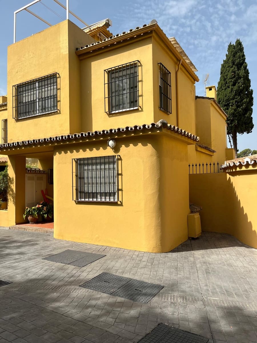 3 sypialnia Dom na sprzedaż w Marbella z basenem garażem - 670 000 € (Ref: 9226427)