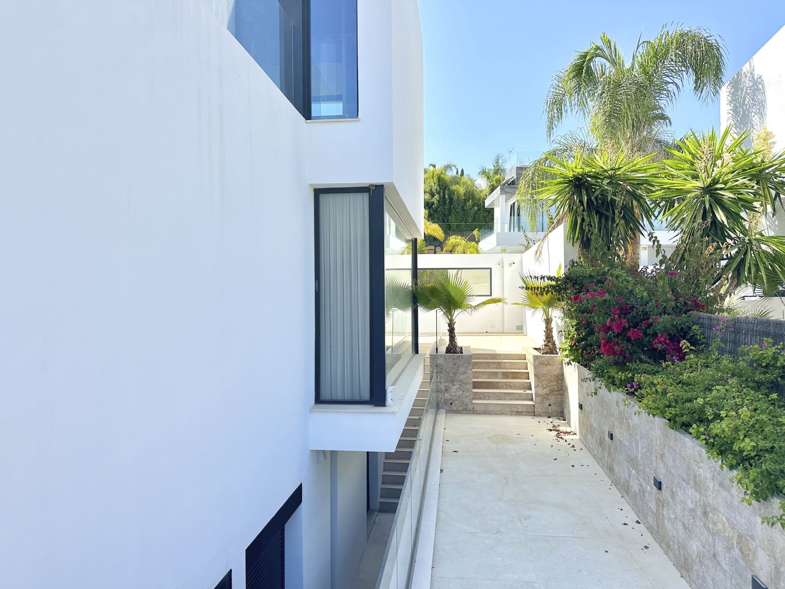 4 bedroom Villa for sale in Estepona with pool garage - € 1,999,999 (Ref: 9246550)