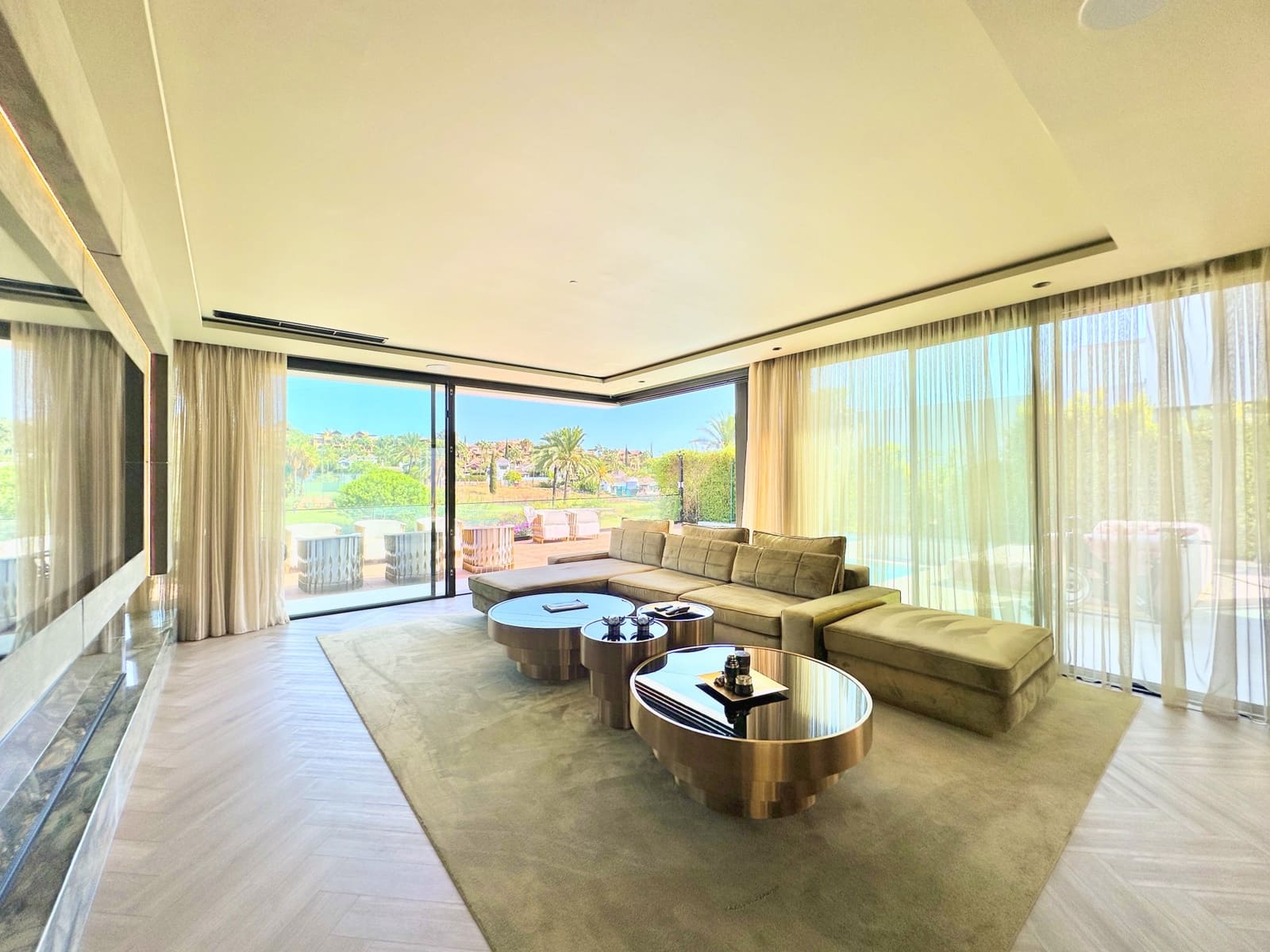 4 bedroom Villa for sale in Estepona with pool garage - € 1,999,999 (Ref: 9246550)