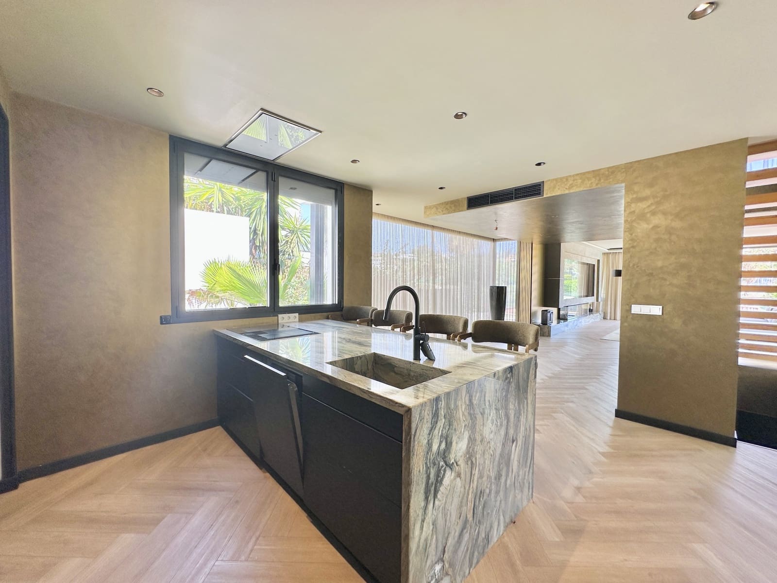 4 bedroom Villa for sale in Estepona with pool garage - € 1,999,999 (Ref: 9246550)