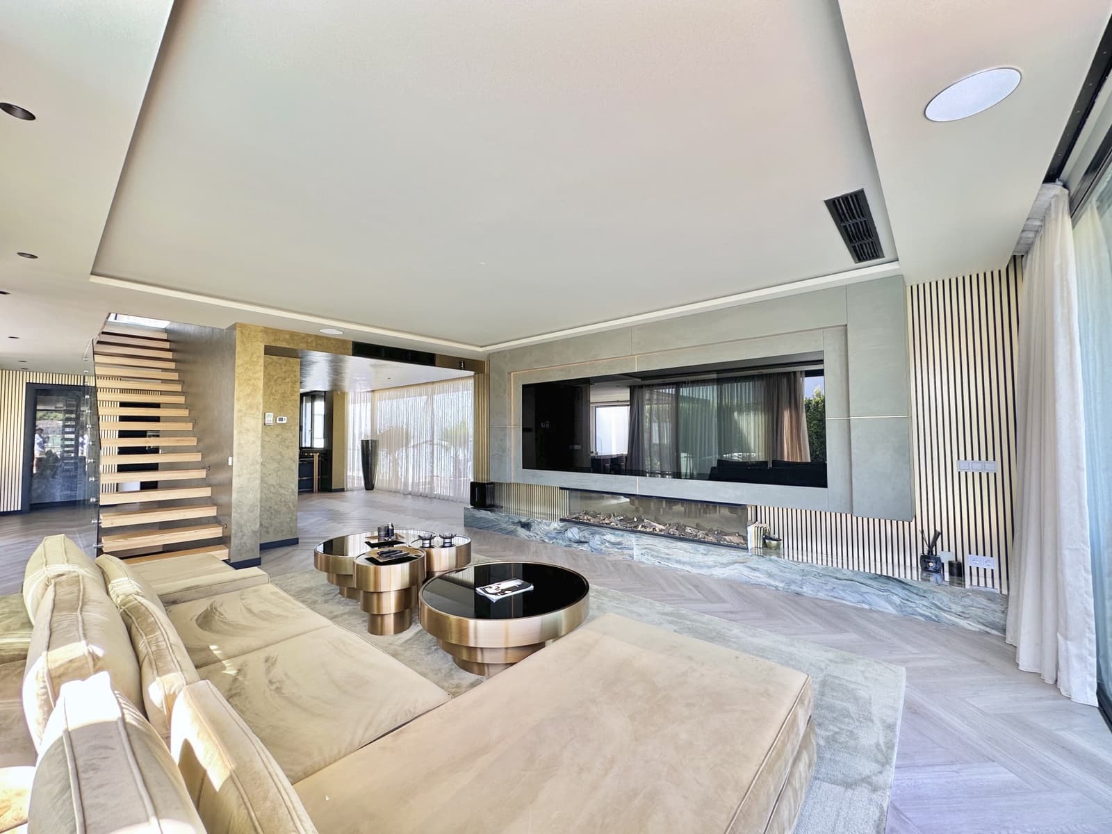 4 bedroom Villa for sale in Estepona with pool garage - € 1,999,999 (Ref: 9246550)