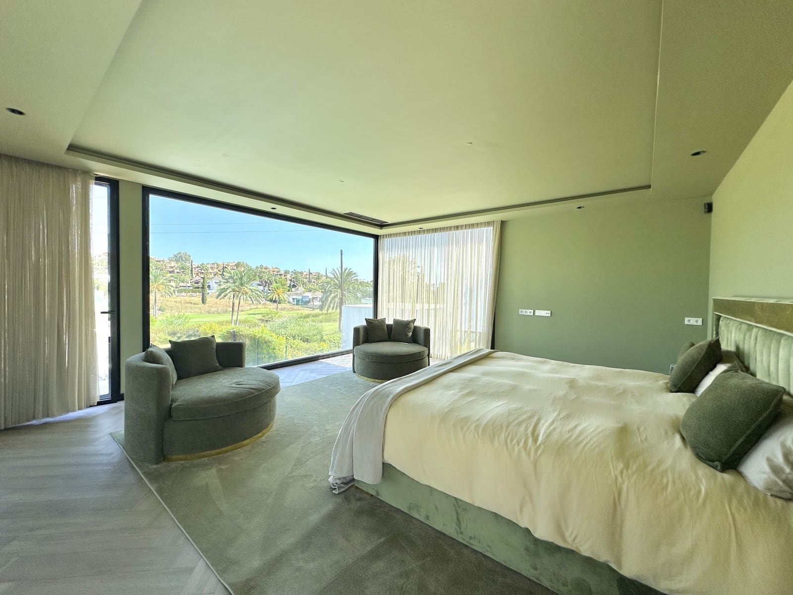 4 bedroom Villa for sale in Estepona with pool garage - € 1,999,999 (Ref: 9246550)