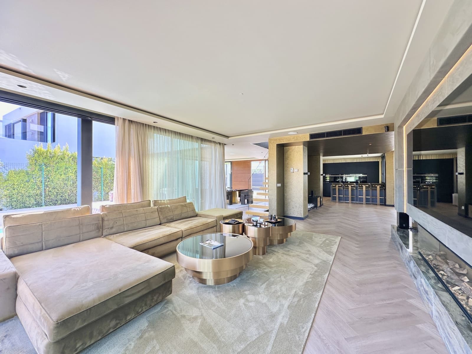 4 bedroom Villa for sale in Estepona with pool garage - € 1,999,999 (Ref: 9246550)