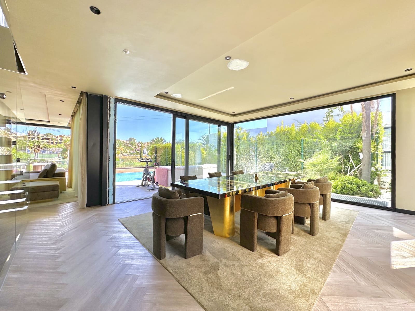 4 bedroom Villa for sale in Estepona with pool garage - € 1,999,999 (Ref: 9246550)