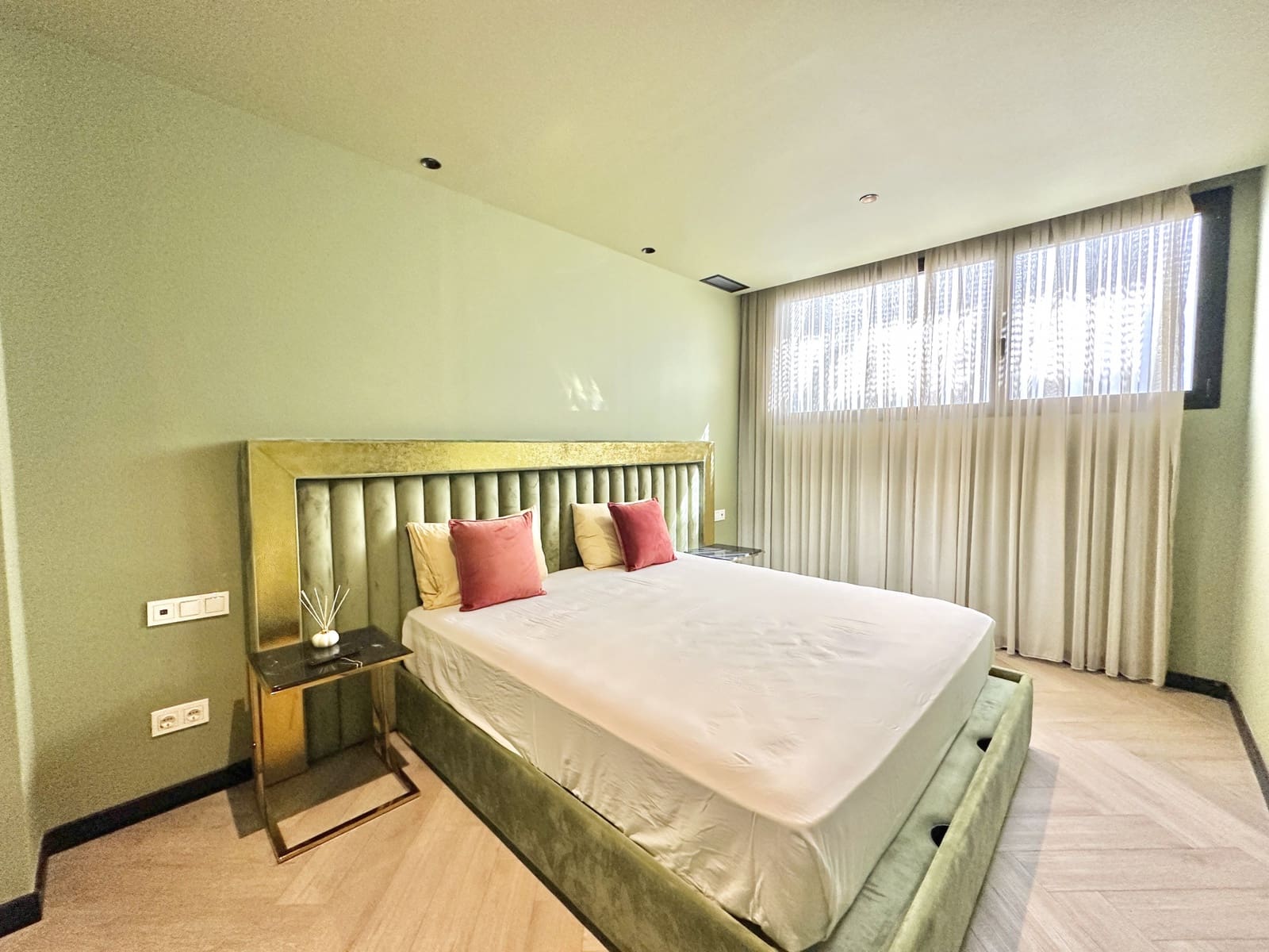 4 bedroom Villa for sale in Estepona with pool garage - € 1,999,999 (Ref: 9246550)