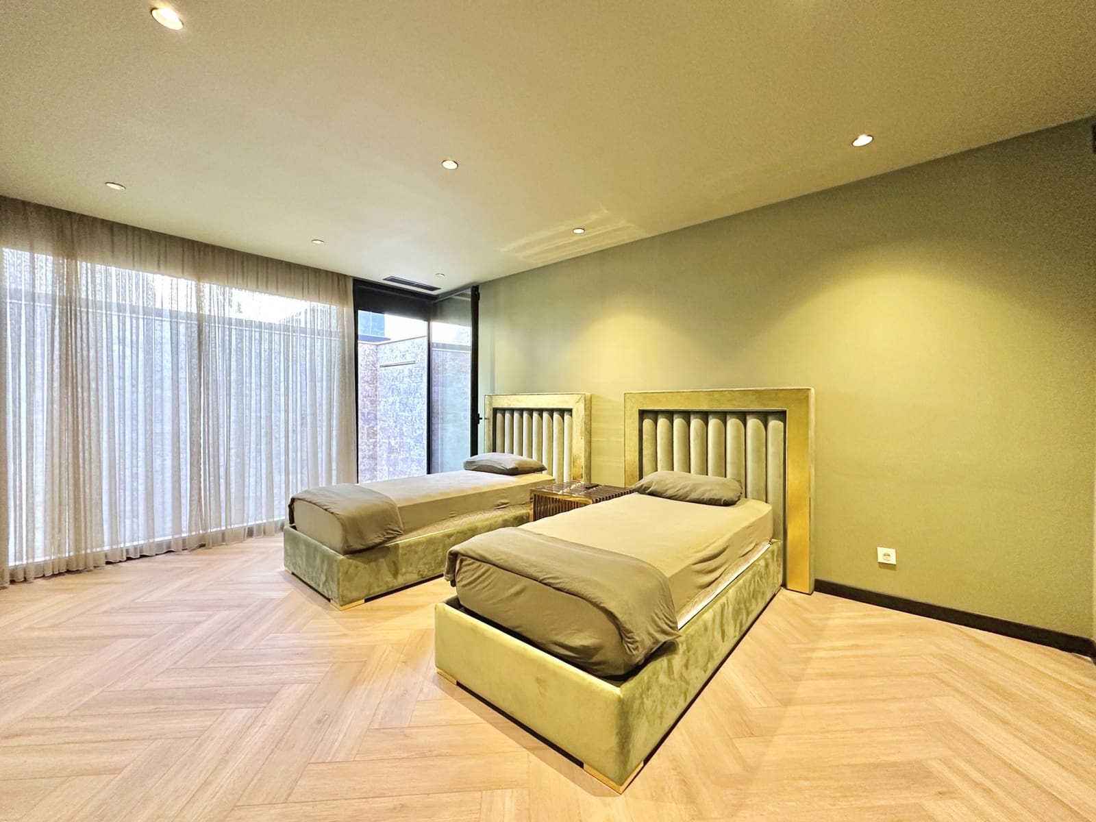 4 bedroom Villa for sale in Estepona with pool garage - € 1,999,999 (Ref: 9246550)