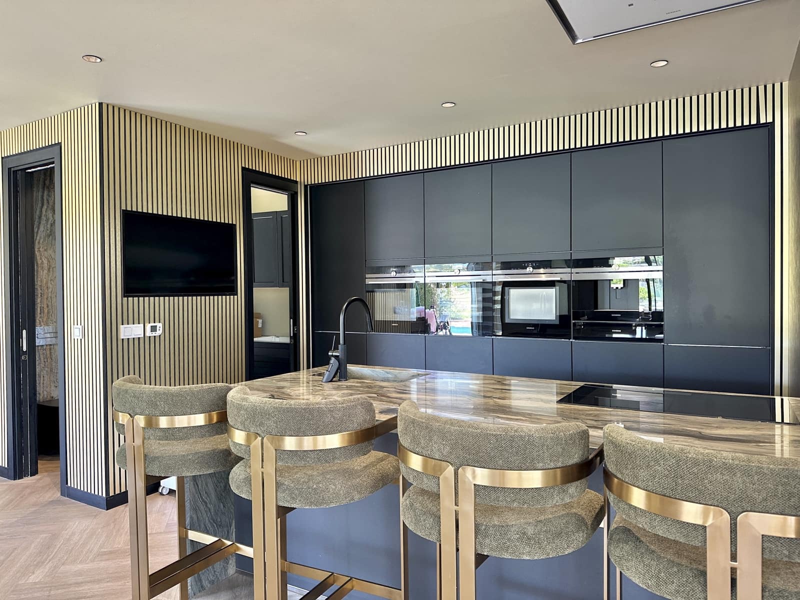 4 bedroom Villa for sale in Estepona with pool garage - € 1,999,999 (Ref: 9246550)