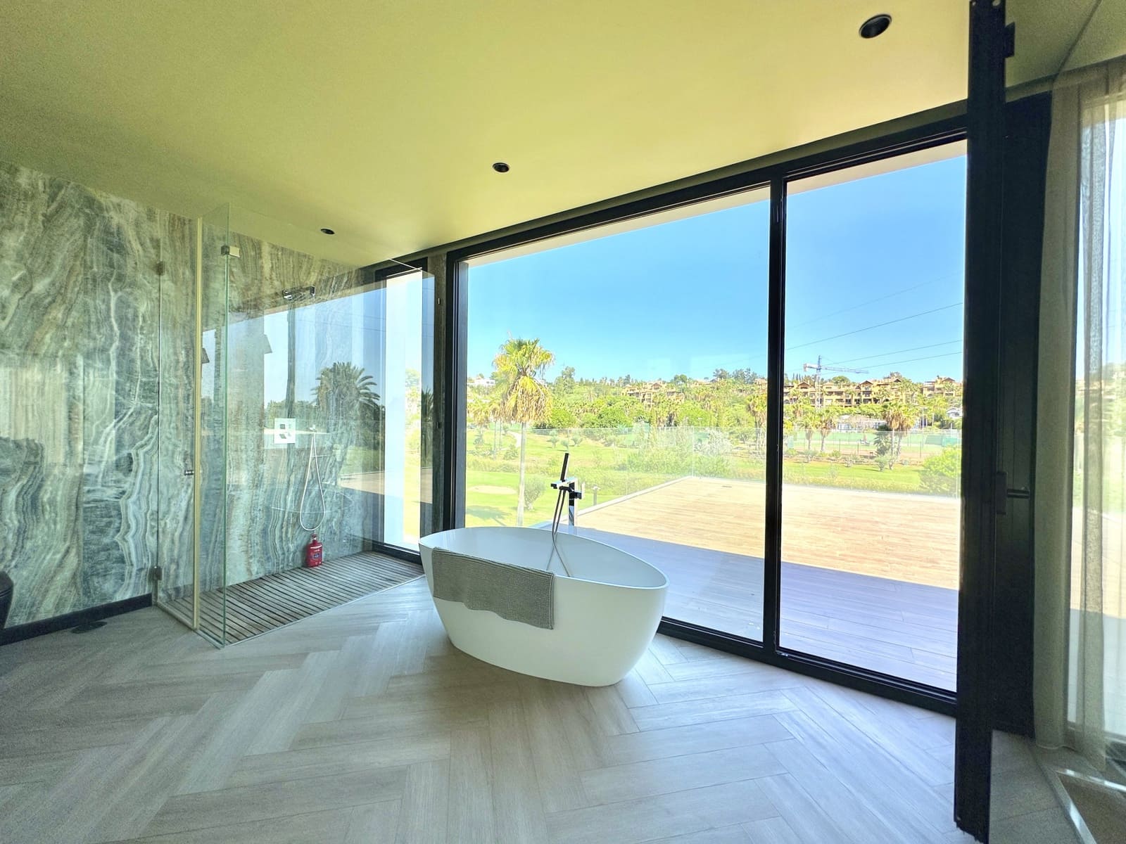 4 bedroom Villa for sale in Estepona with pool garage - € 1,999,999 (Ref: 9246550)