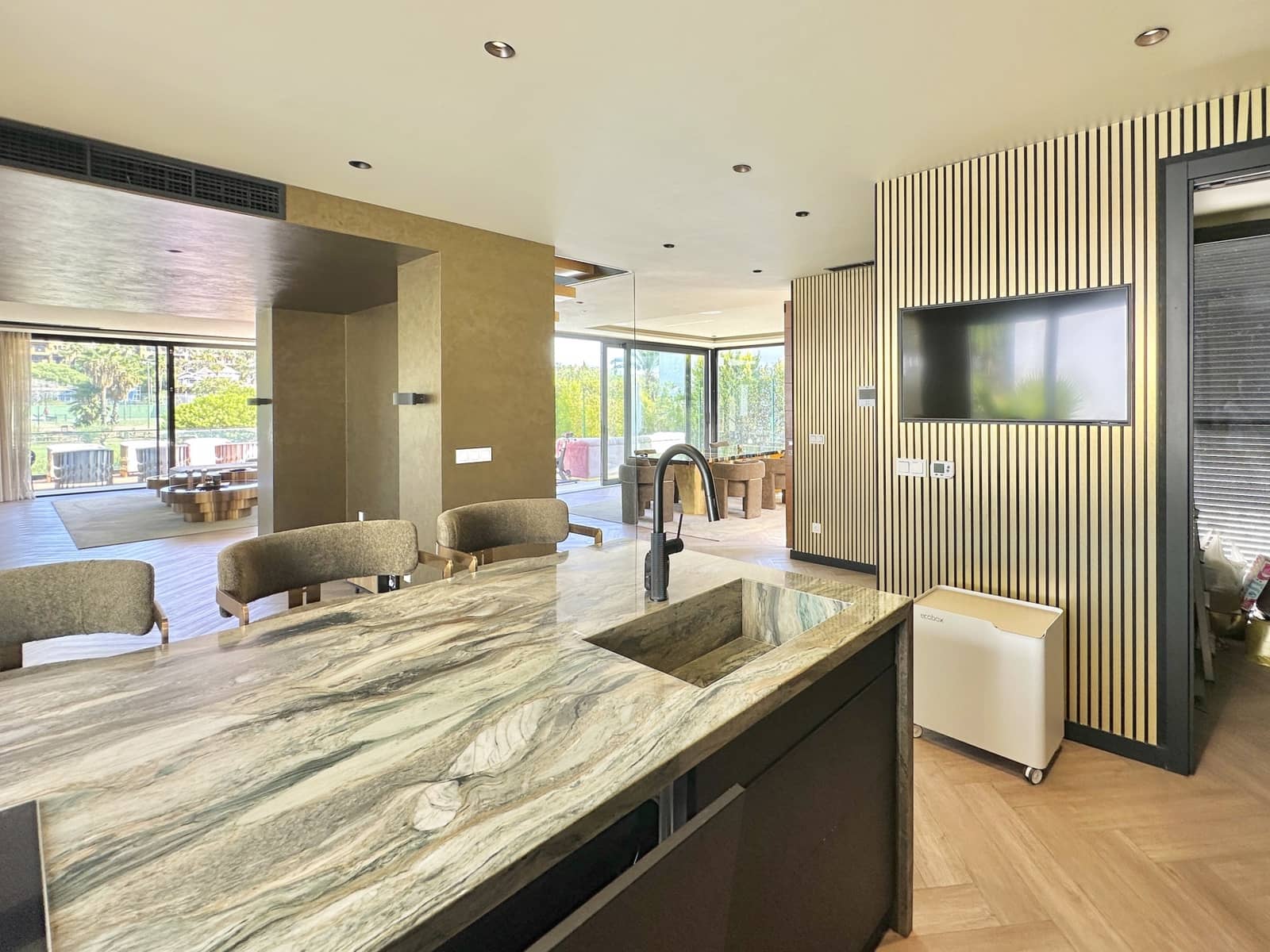4 bedroom Villa for sale in Estepona with pool garage - € 1,999,999 (Ref: 9246550)