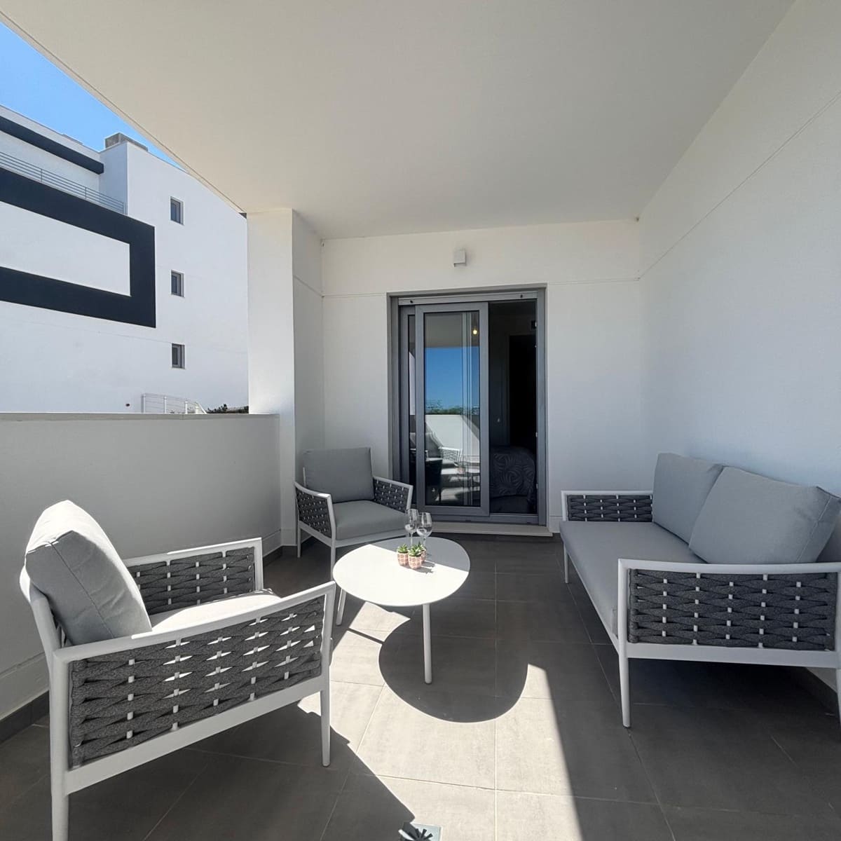 3 slaapkamer Appartement te huur in Estepona met zwembad garage - € 2.300 (Ref: 9251978)