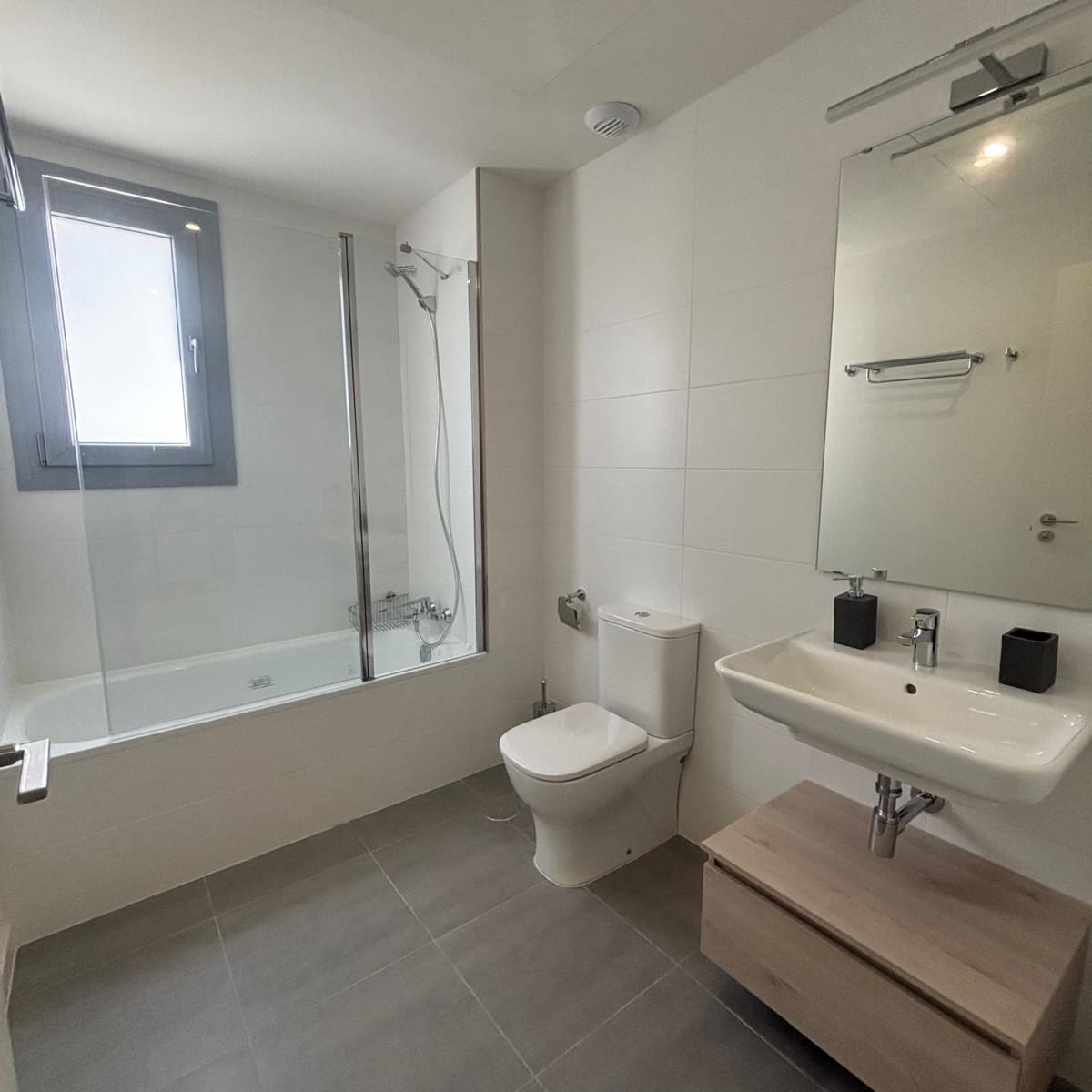 3 slaapkamer Appartement te huur in Estepona met zwembad garage - € 2.300 (Ref: 9251978)