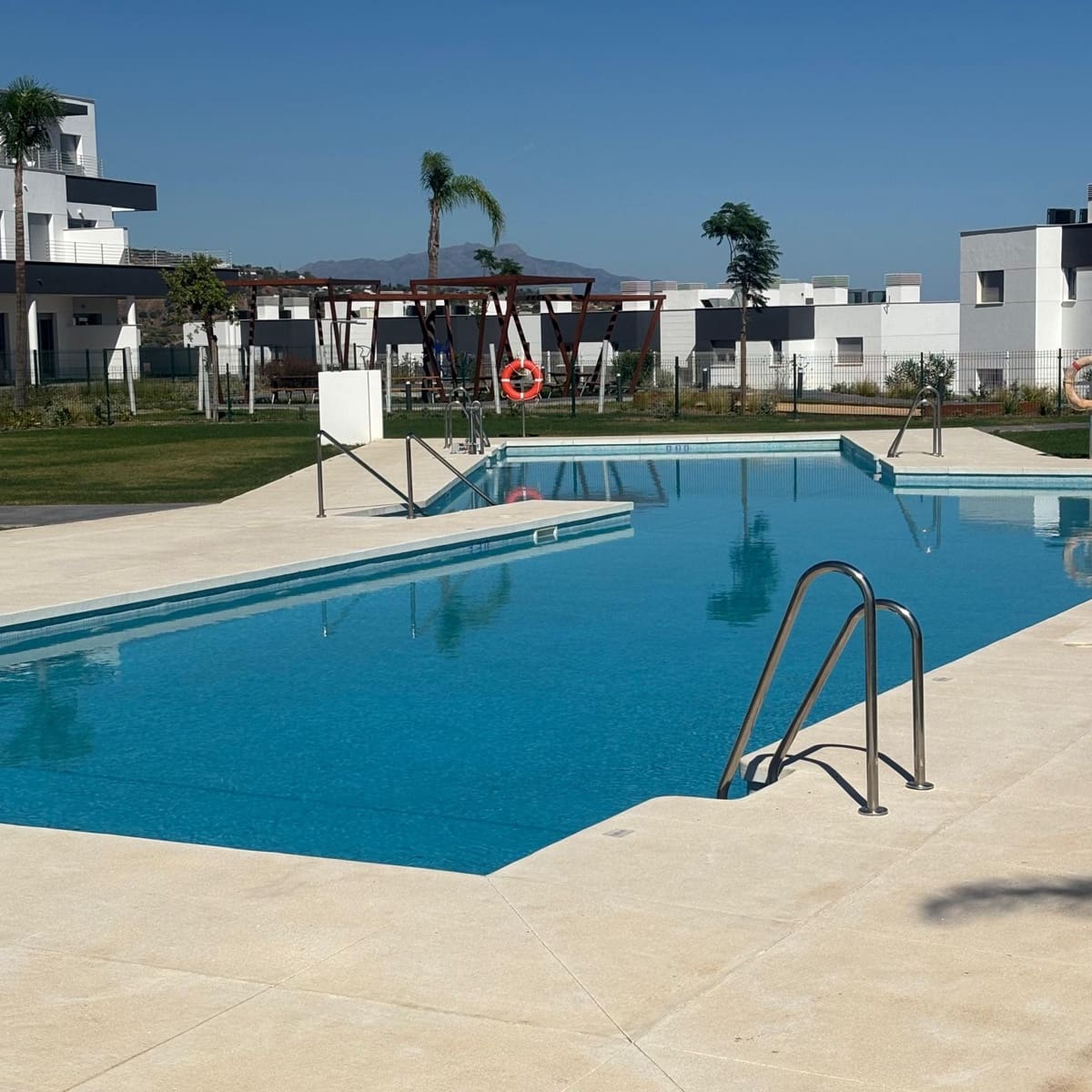 3 slaapkamer Appartement te huur in Estepona met zwembad garage - € 2.300 (Ref: 9251978)