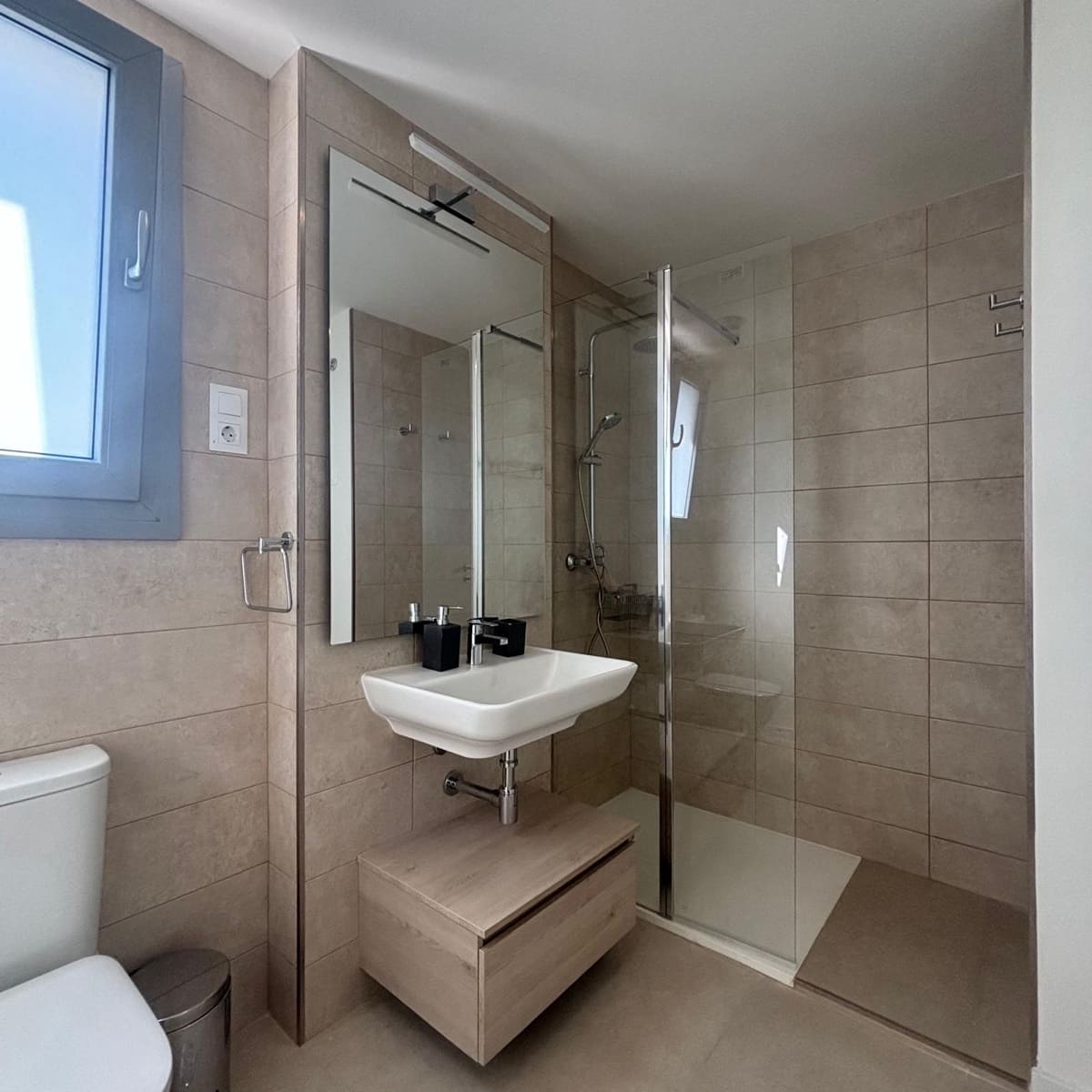 3 slaapkamer Appartement te huur in Estepona met zwembad garage - € 2.300 (Ref: 9251978)