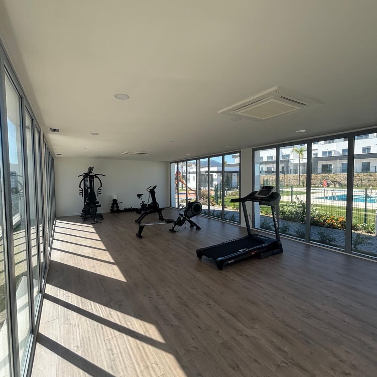 3 slaapkamer Appartement te huur in Estepona met zwembad garage - € 2.300 (Ref: 9251978)