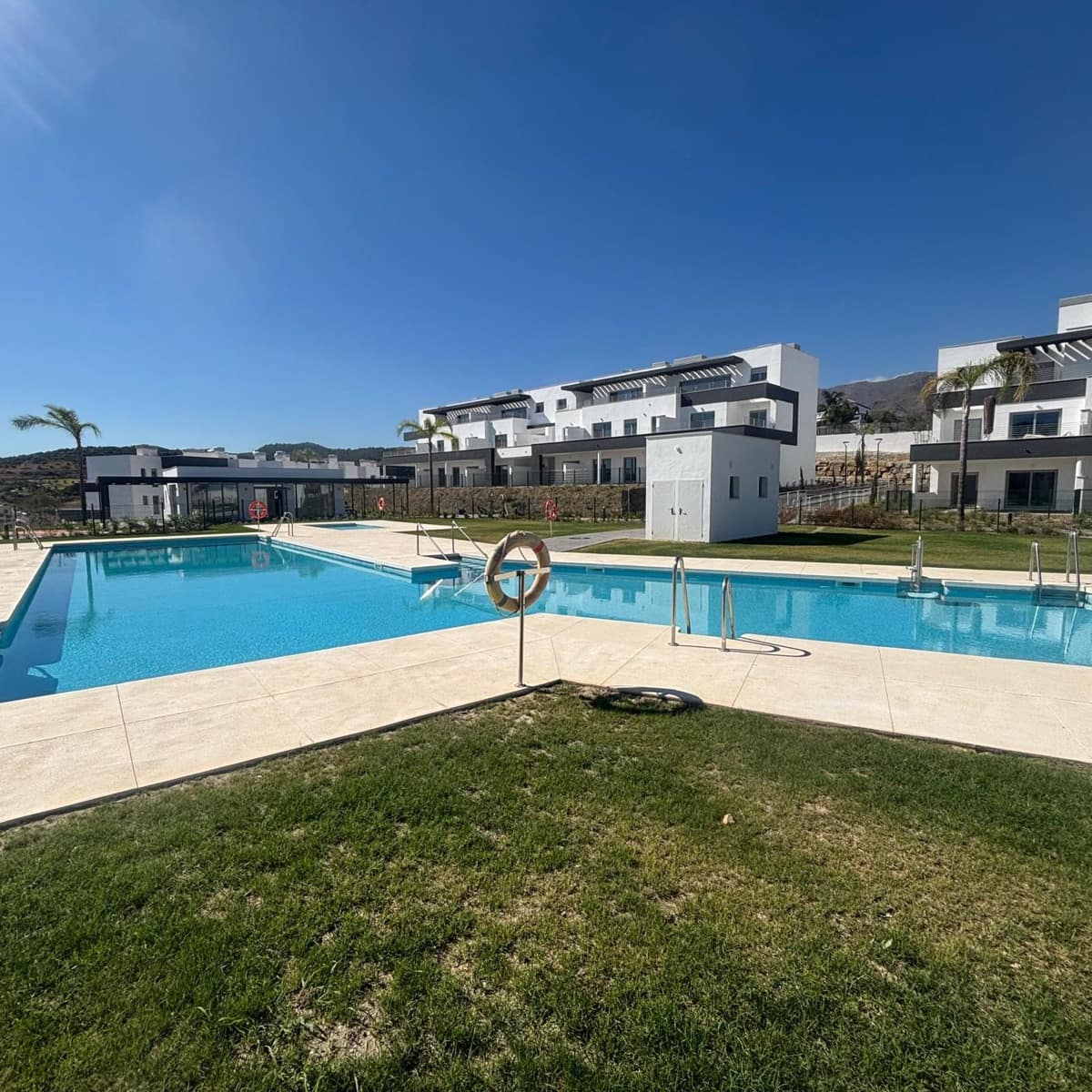 3 slaapkamer Appartement te huur in Estepona met zwembad garage - € 2.300 (Ref: 9251978)