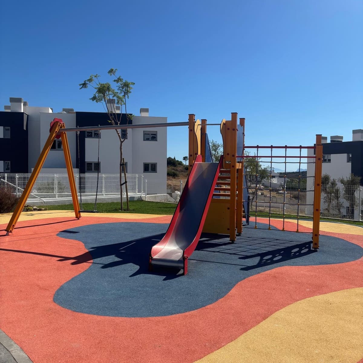 3 slaapkamer Appartement te huur in Estepona met zwembad garage - € 2.300 (Ref: 9251978)