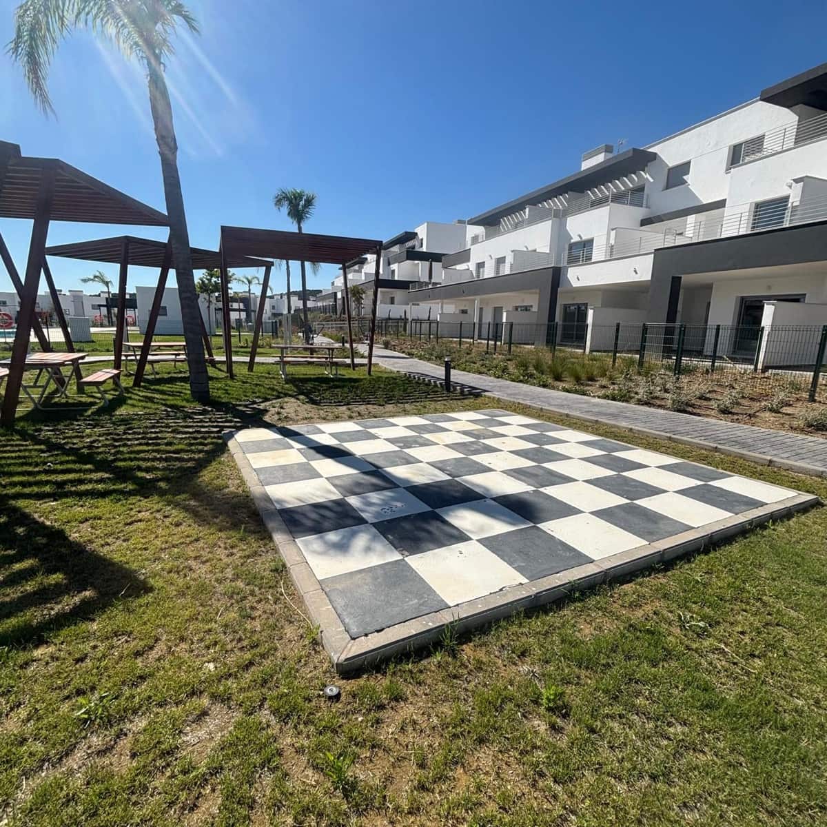 3 slaapkamer Appartement te huur in Estepona met zwembad garage - € 2.300 (Ref: 9251978)