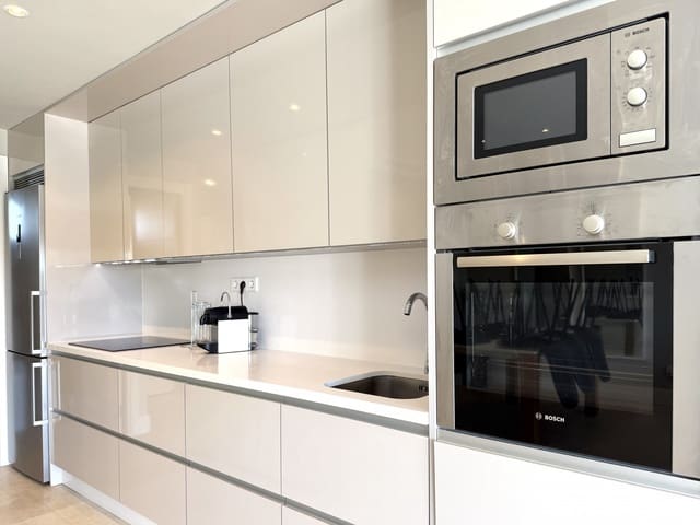 Penthouse de 2 chambres à louer à Estepona avec piscine garage - 2 000 € (Ref: 9291246)