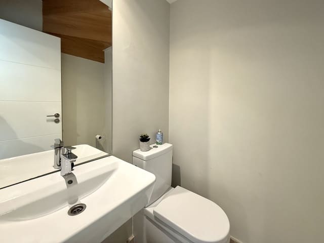 Penthouse de 2 chambres à louer à Estepona avec piscine garage - 2 000 € (Ref: 9291246)