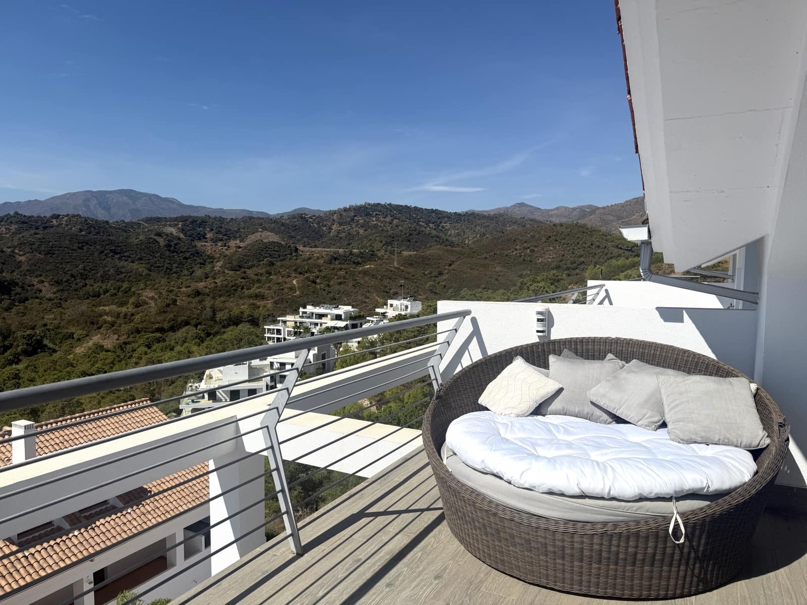 2 soverom Penthouse til leie i Estepona med svømmebasseng garasje - € 2 000 (Ref: 9291246)