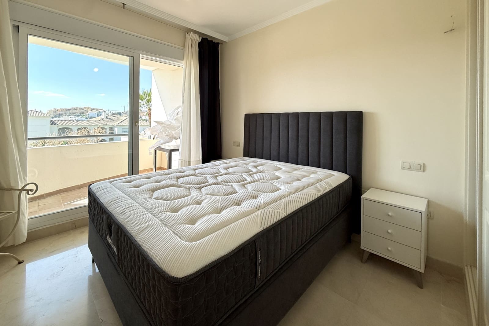 2 bedroom Apartment for rent in Estepona with pool garage - € 1,900 (Ref: 9300895)