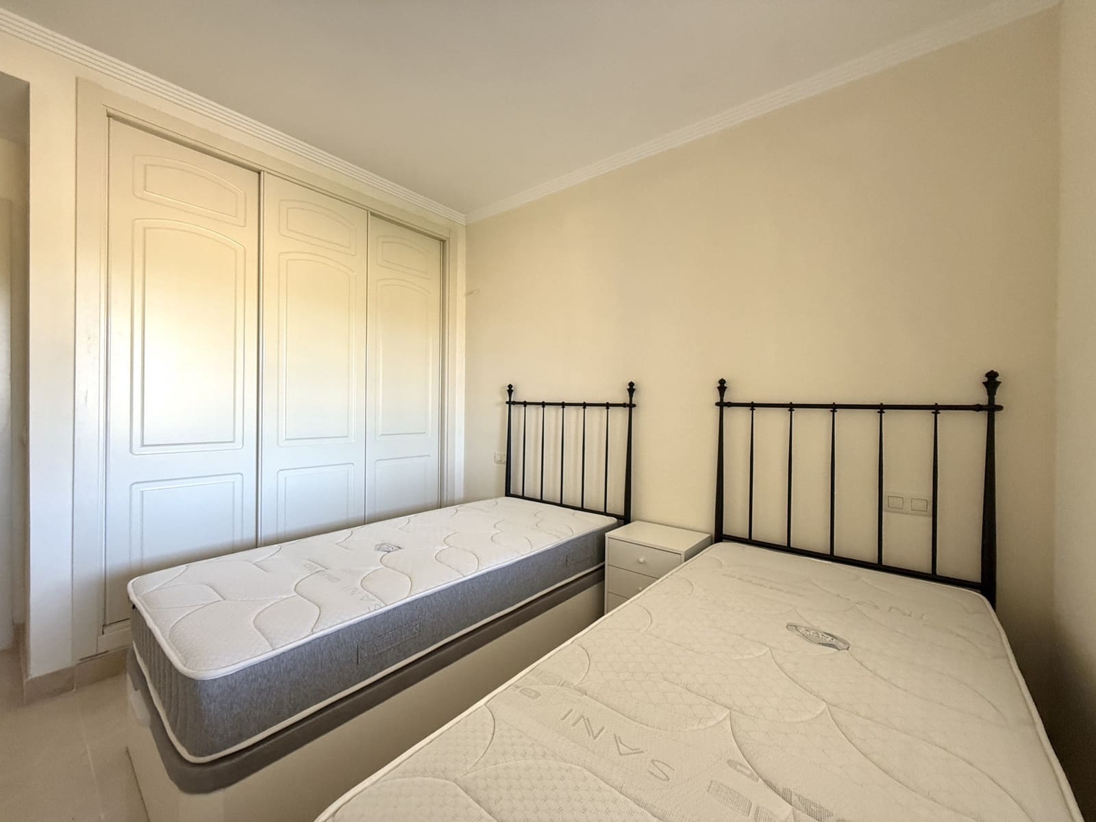 2 bedroom Apartment for rent in Estepona with pool garage - € 1,900 (Ref: 9300895)