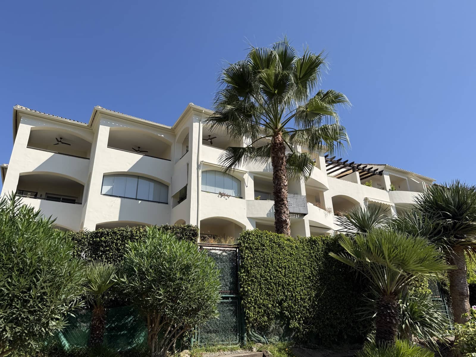 2 bedroom Apartment for rent in Estepona with pool garage - € 1,900 (Ref: 9300895)