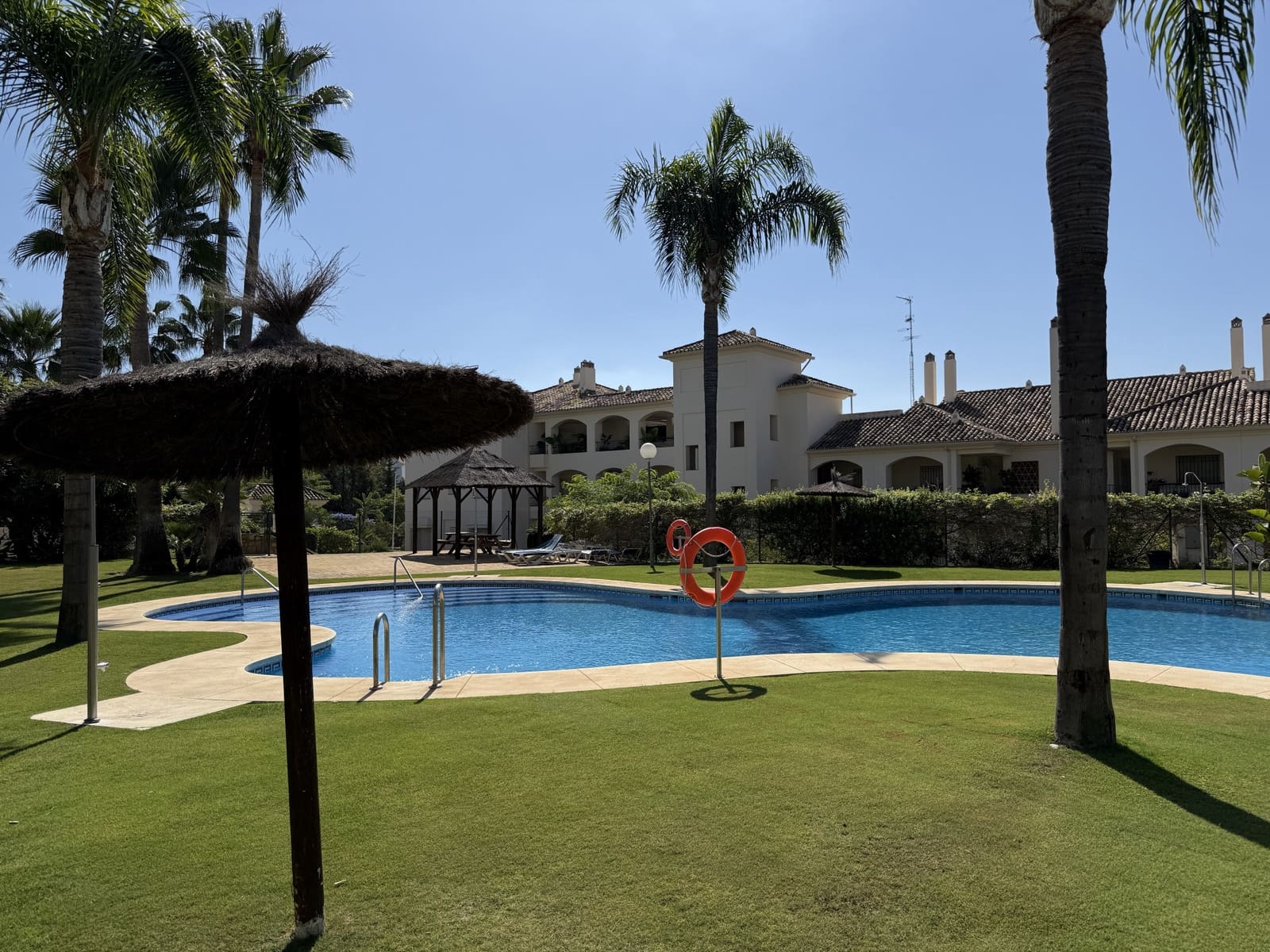 2 bedroom Apartment for rent in Estepona with pool garage - € 1,900 (Ref: 9300895)