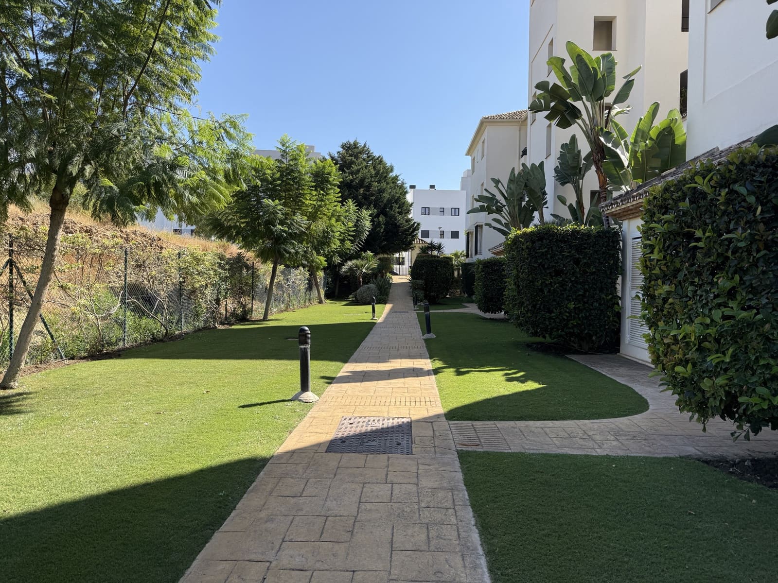 2 bedroom Apartment for rent in Estepona with pool garage - € 1,900 (Ref: 9300895)