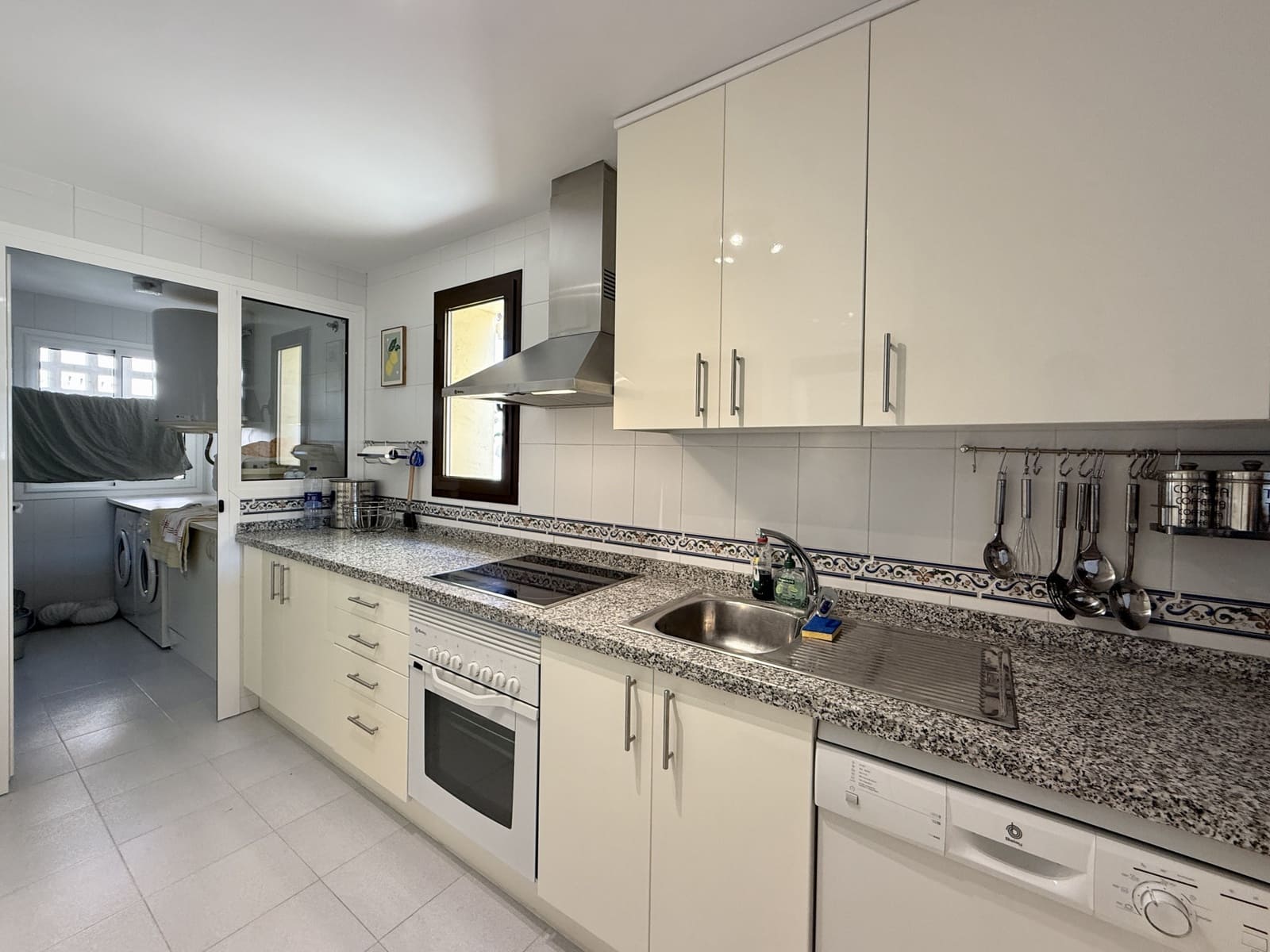 2 soverom Leilighet til leie i Manilva med svømmebasseng garasje - € 1 600 (Ref: 9303284)