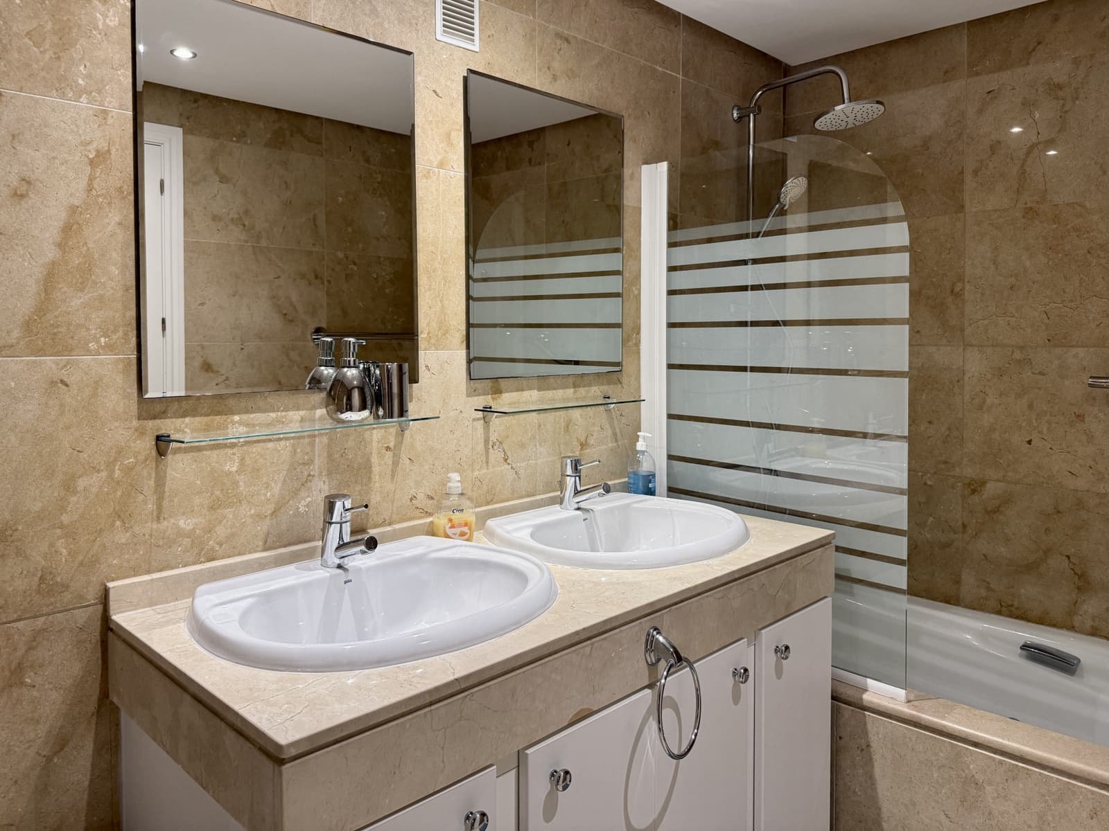 2 soverom Leilighet til leie i Manilva med svømmebasseng garasje - € 1 600 (Ref: 9303284)