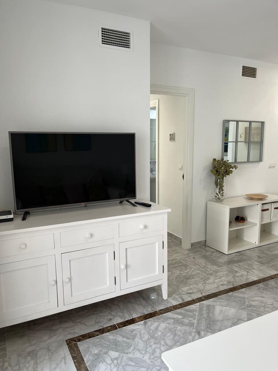 2 soverom Leilighet til leie i Marbella med svømmebasseng garasje - € 1 750 (Ref: 9326209)