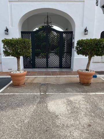 Appartement de 2 chambres à louer à Puerto Banus, Marbella avec piscine garage - 1 750 € (Ref: 9326209)