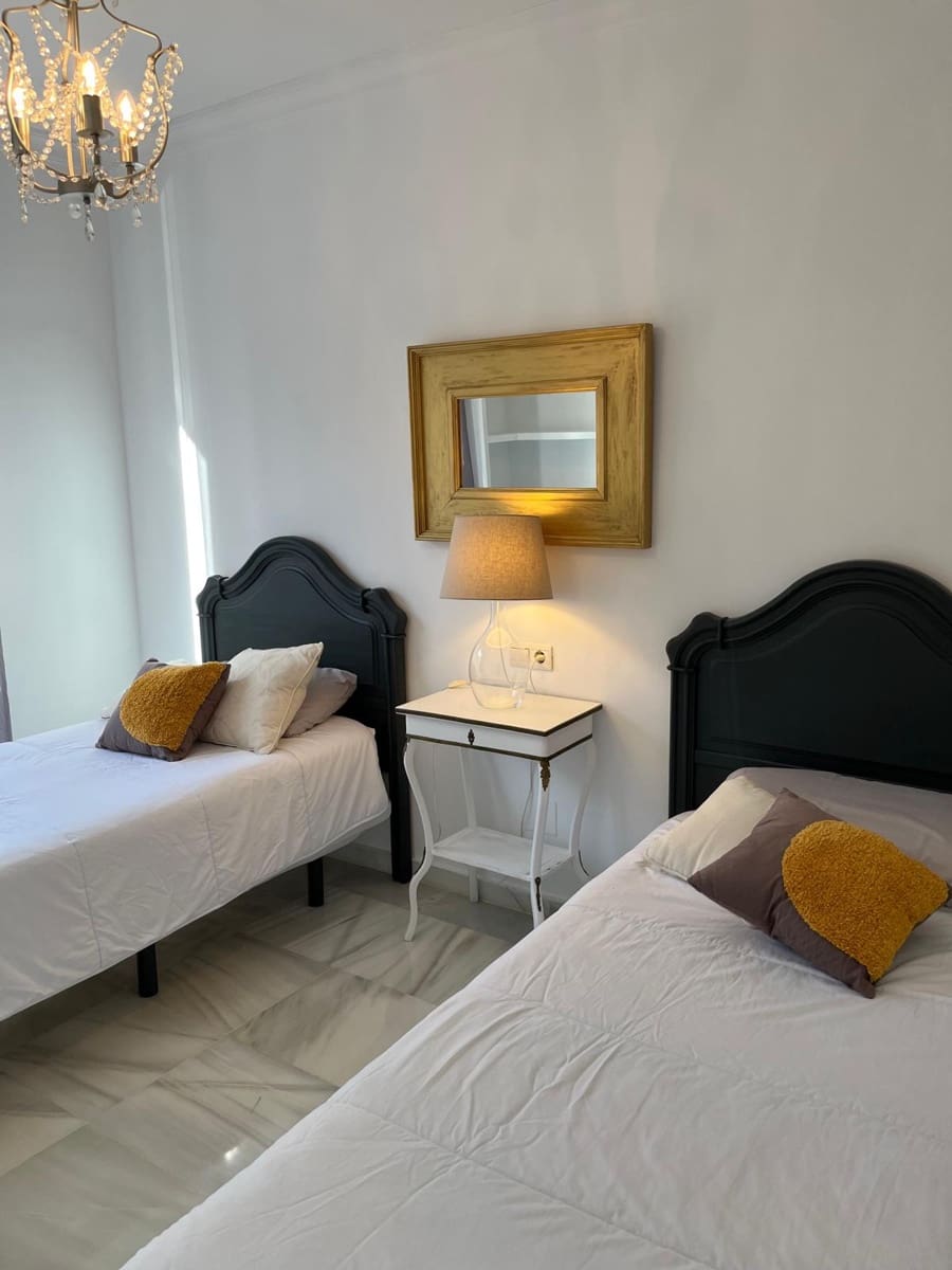 2 soverom Leilighet til leie i Marbella med svømmebasseng garasje - € 2 050 (Ref: 9330368)