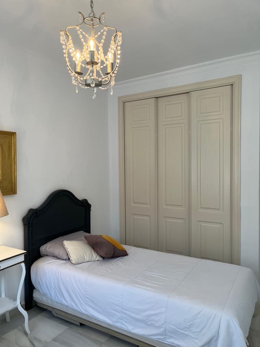 2 soverom Leilighet til leie i Marbella med svømmebasseng garasje - € 2 050 (Ref: 9330368)