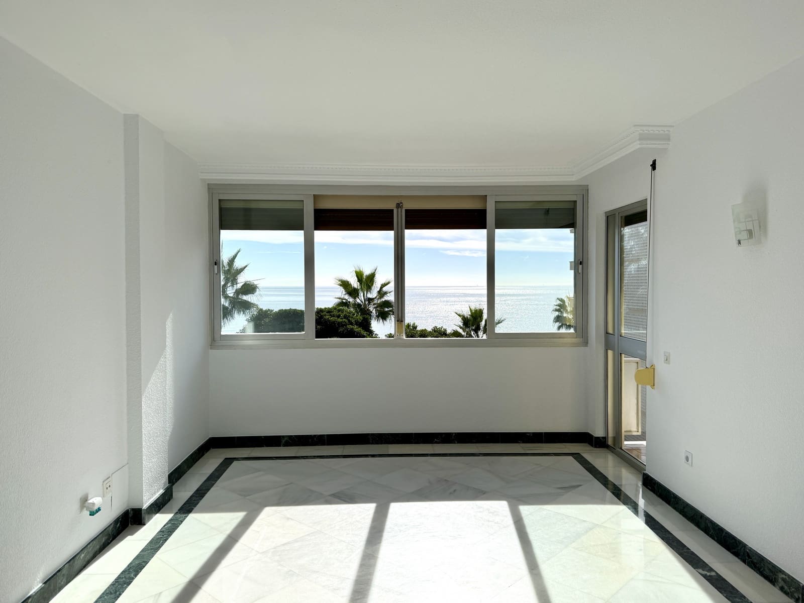 Apartamento de 4 habitaciones en Estepona en alquiler con garaje - 2.835 € (Ref: 9378891)