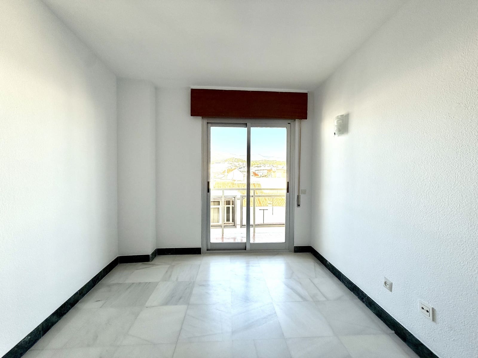 Apartamento de 4 habitaciones en Estepona en alquiler con garaje - 2.835 € (Ref: 9378891)