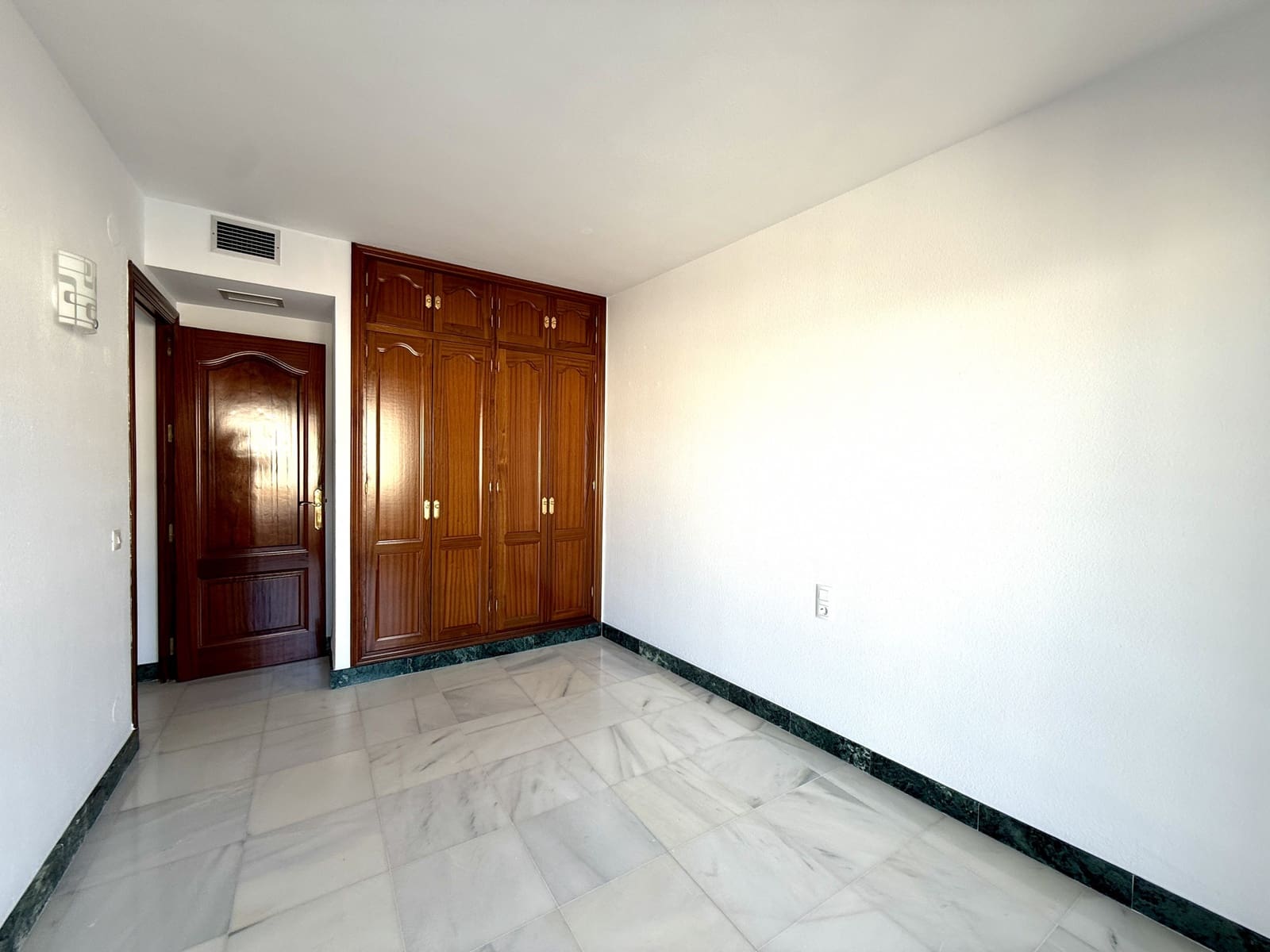 Apartamento de 4 habitaciones en Estepona en alquiler con garaje - 2.835 € (Ref: 9378891)