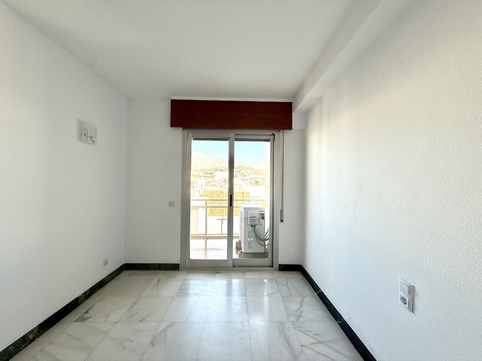 Apartamento de 4 habitaciones en Estepona en alquiler con garaje - 2.835 € (Ref: 9378891)