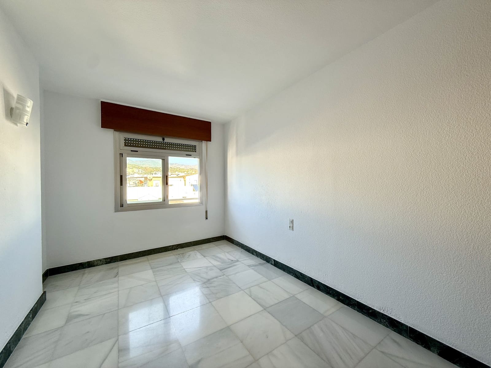 Apartamento de 4 habitaciones en Estepona en alquiler con garaje - 2.835 € (Ref: 9378891)