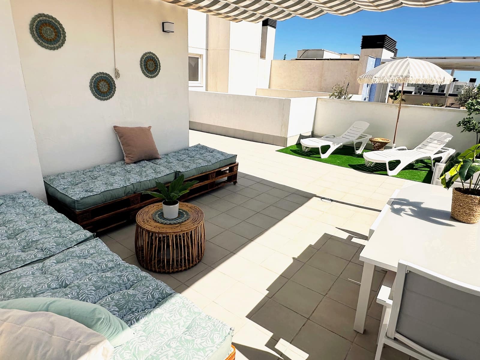 3 sypialnia Penthouse na sprzedaż w Estepona z basenem garażem - 729 000 € (Ref: 9398280)