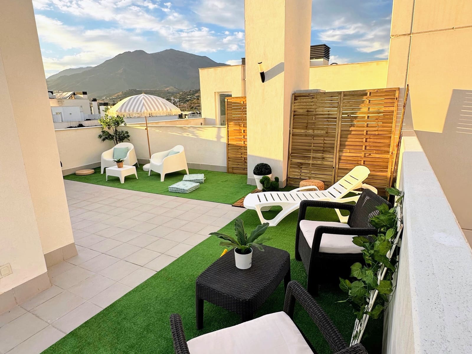 3 sypialnia Penthouse na sprzedaż w Estepona z basenem garażem - 729 000 € (Ref: 9398280)