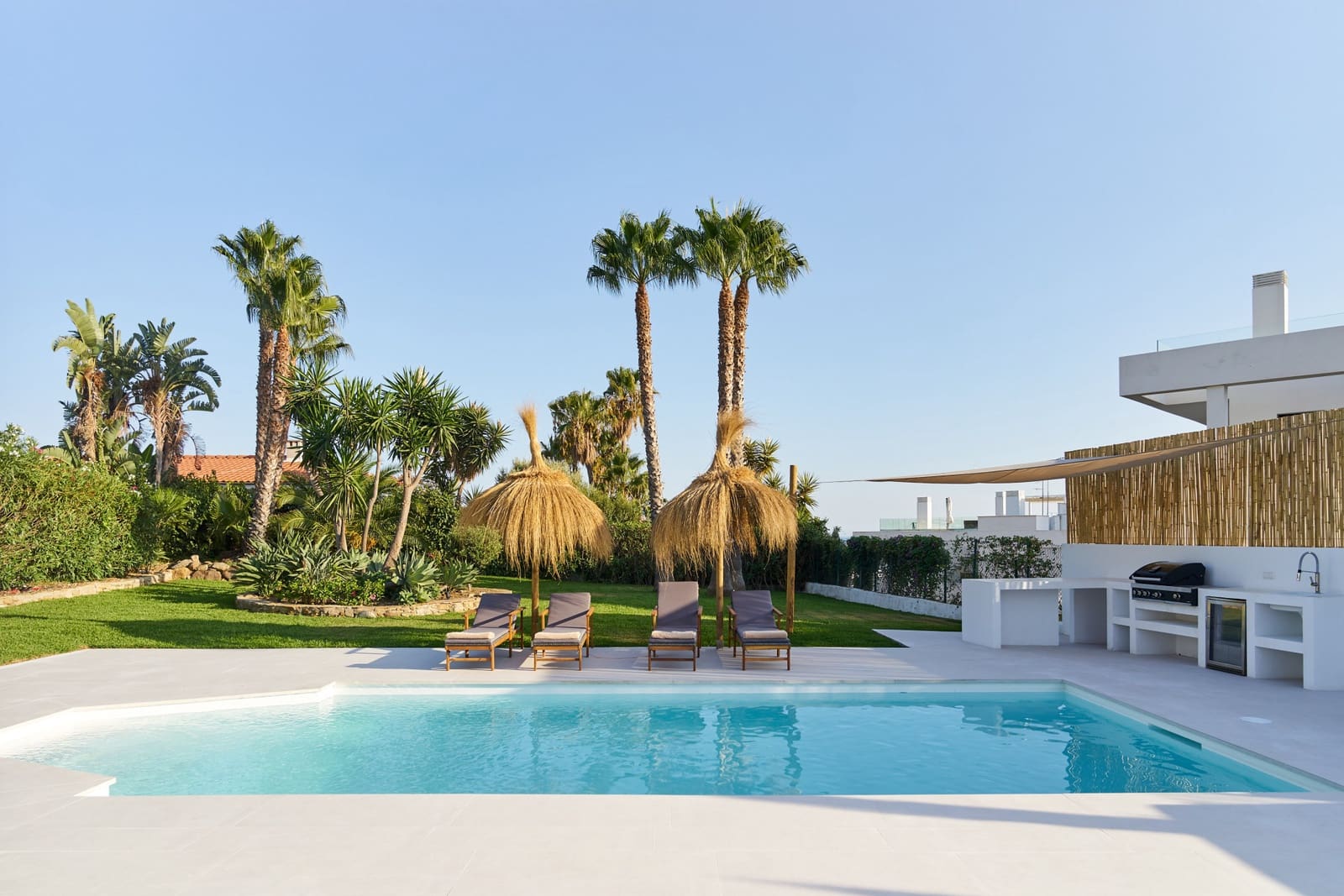 3 bedroom Villa for sale in Estepona with pool garage - € 1,495,000 (Ref: 9410784)