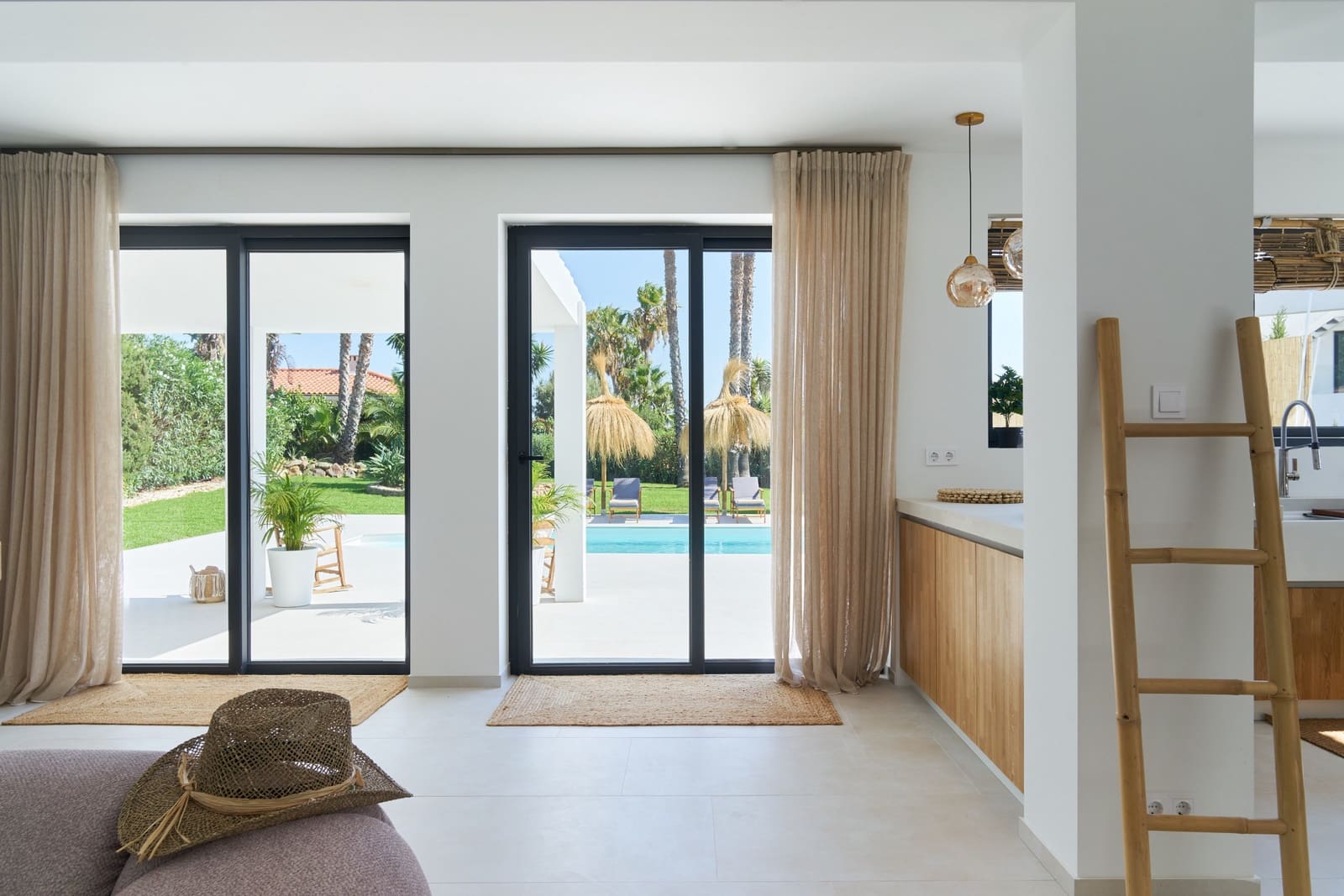 3 bedroom Villa for sale in Estepona with pool garage - € 1,495,000 (Ref: 9410784)